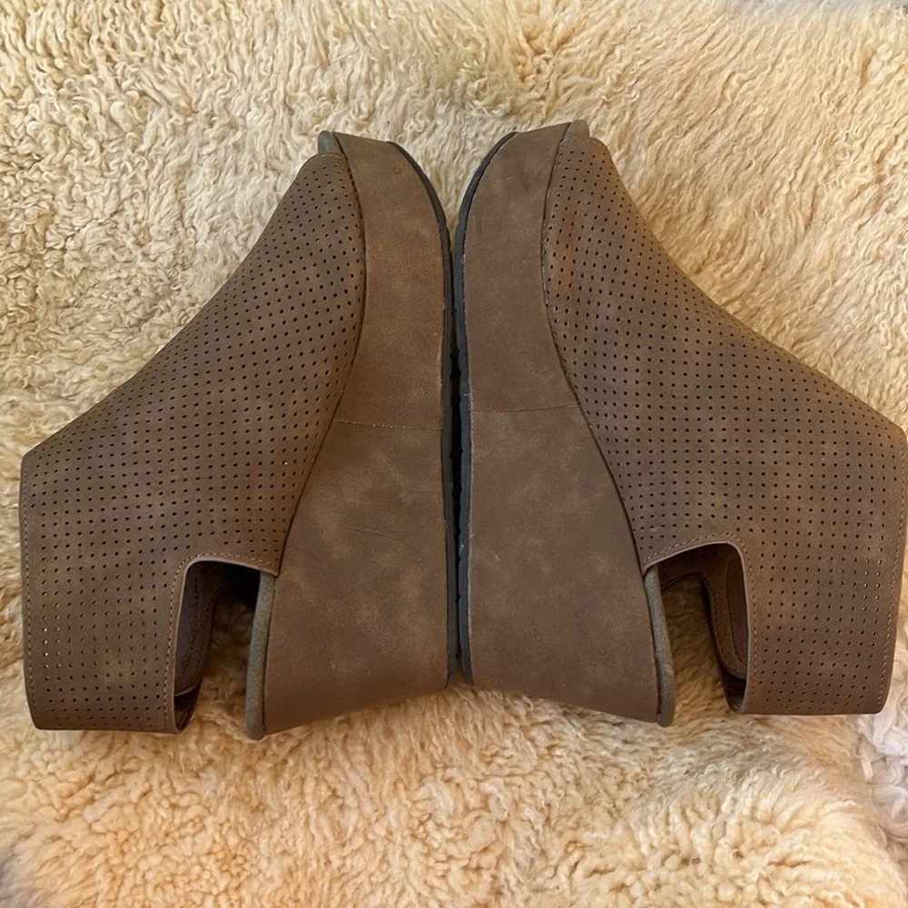 Pierre Duma Taupe/brown backless mule bootie slip on wedge heel w/Velcro Size 8